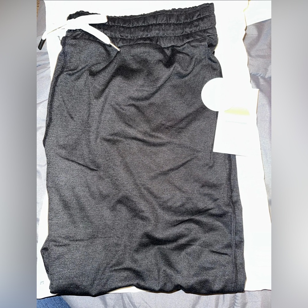 NWT NEW Vuori Performance Joggers size L